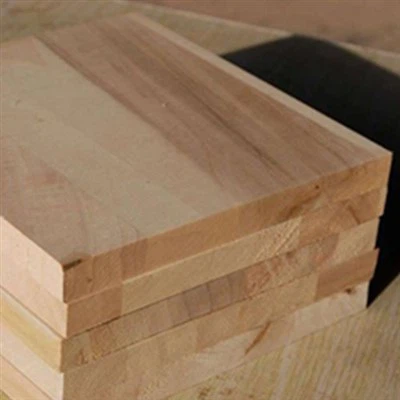 I manici in legno di pioppo sono lisci al tatto?